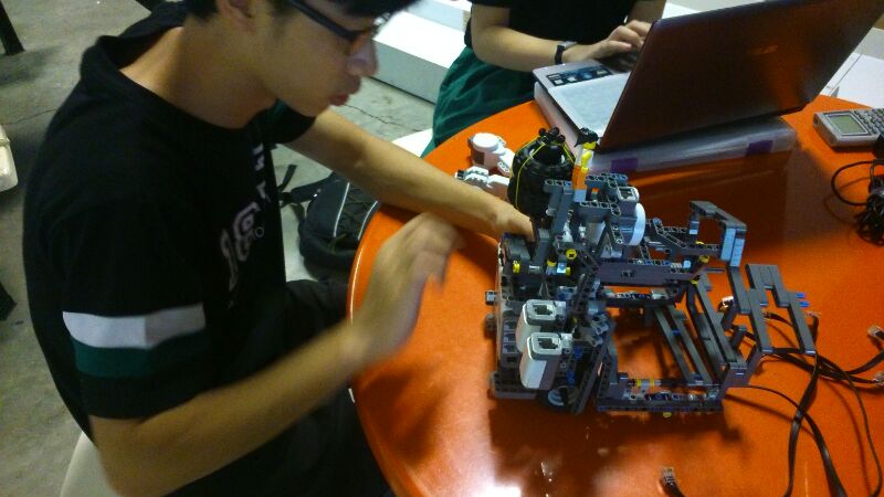 Kenneth building NJRC 2013 robot at Club Automatica
