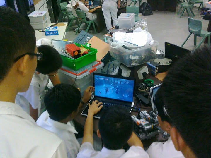 RI Infocomm Club students gaming in lab before NJRC